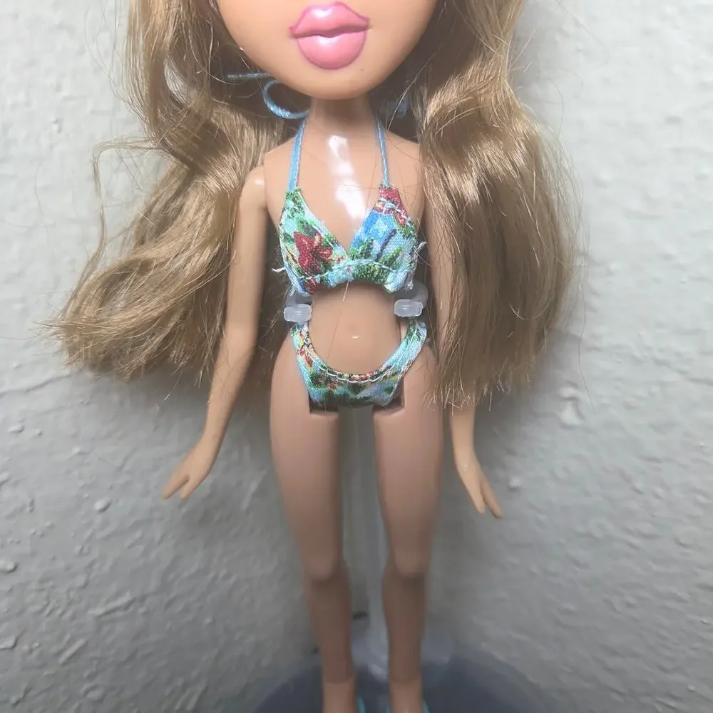 Bratz 2007 Sun Kissed Summer Fianna + Hot Summer Dayz Cool Pool Playset Pieces